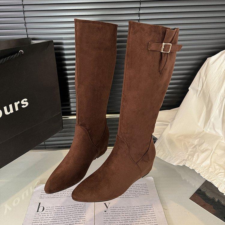 

Ретро коричневые матовые кожаные рыцарские сапоги на внутренней платформе для увеличения роста женские 2025 новые сапоги с ремешком и пряжкой до колена со складками для двух способов носки 40 коричневый