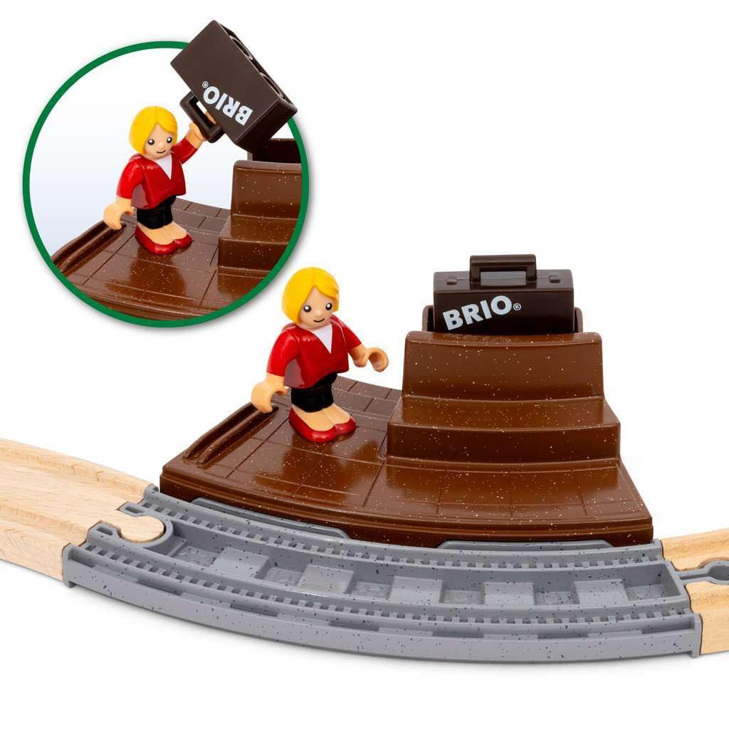 BRIO Travel Train Starter Set 36079, for Ages 3 and Up (toy Train with Wooden Tracks)