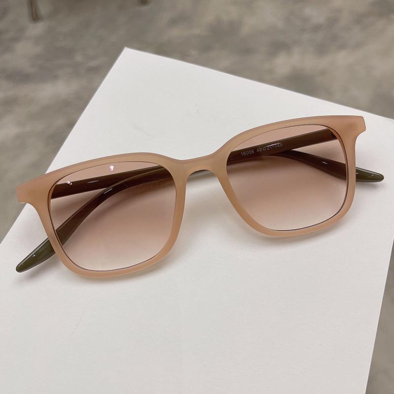 

Солнцезащитные очки Retro Brown Gradient Sunglasses - унисекс, квадратная оправа, защита от УФ-излучения, оттенок Sunset null розовый