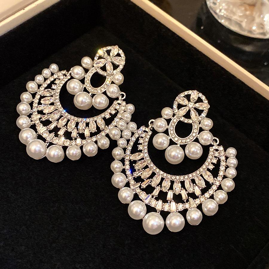 

Silver Needle Diamond Pearl Flower Pendant Earrings European and American Retro New Fashion Earrings Light Luxury High-end Earrings Women