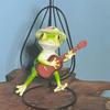 Figurka Żaby Grającej na Gitarze Żaba Grająca na Gitarze w Huśtawce Ornament Urocza Rzeźba Żaby w Słomkowym Kapeluszu do Dekoracji Domu Ogrodu Balkonu Donicy