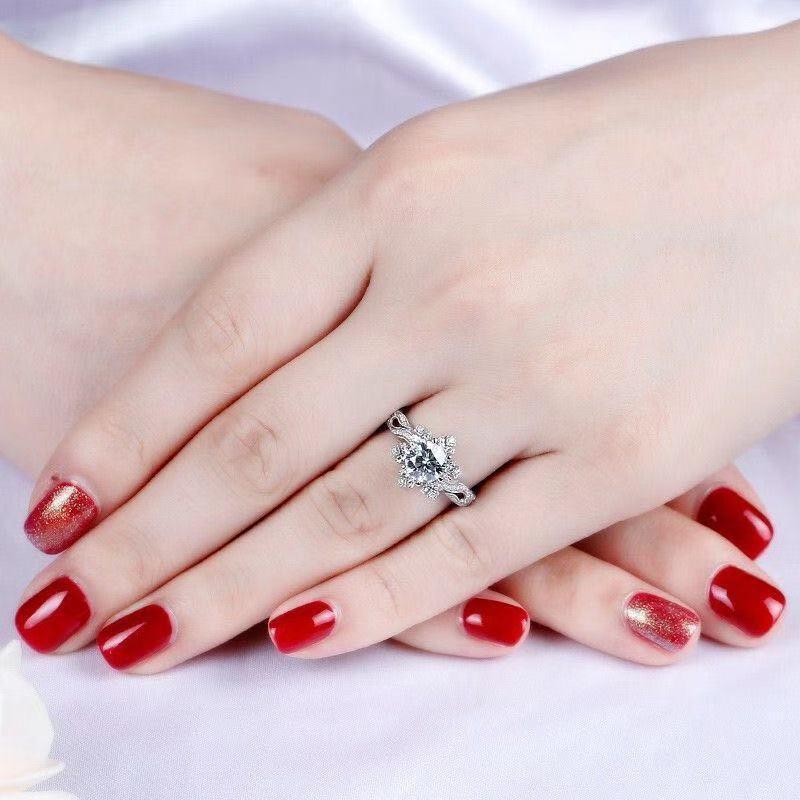 Women's Vintage-Style Platinum Ring with D Color Moissanite Diamond - Perfect for Proposals or Engagements.