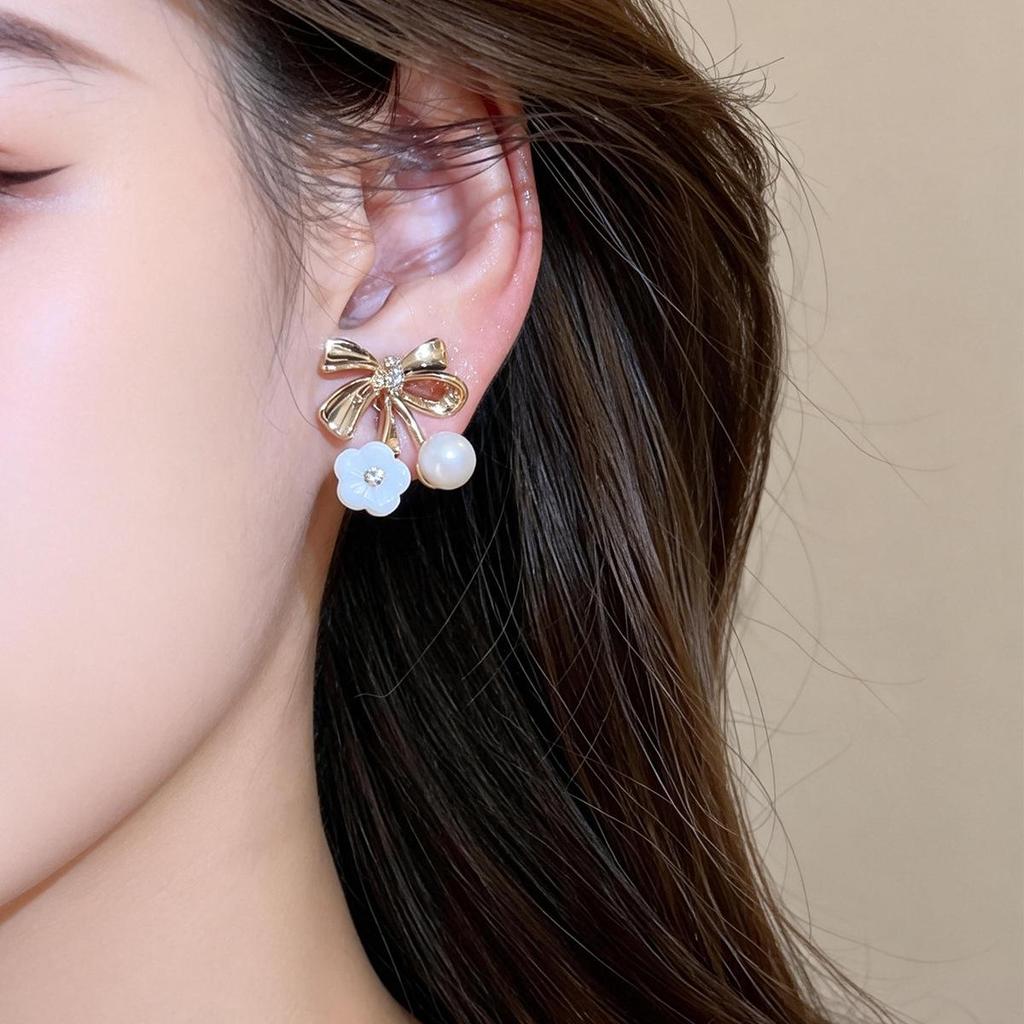 Gold Plated Zircon Bow Pearl Ear Clip, No Piercing Required; Elegant High-End Jewelry for Women.