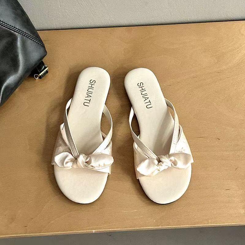 Bow-tied small cool slippers women's summer wear 2025 new flat-bottomed fairy style French versatile holiday sandals