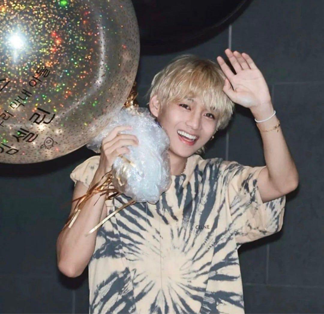 

[USED] V wearing a Celine tie-dye T-shirt