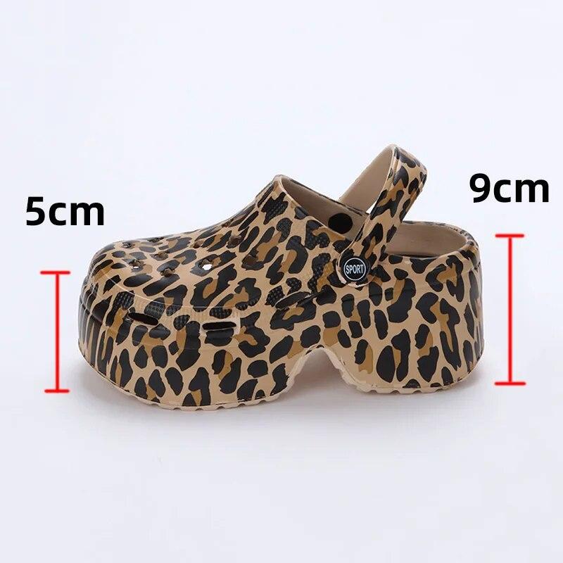 Damen Sommer Hausschuhe mit superhohem Keilabsatz, Leopardenmuster, dicke Sohle, Clogs für Damen, geschlossene Zehenpartie, klobige Plateausandalen