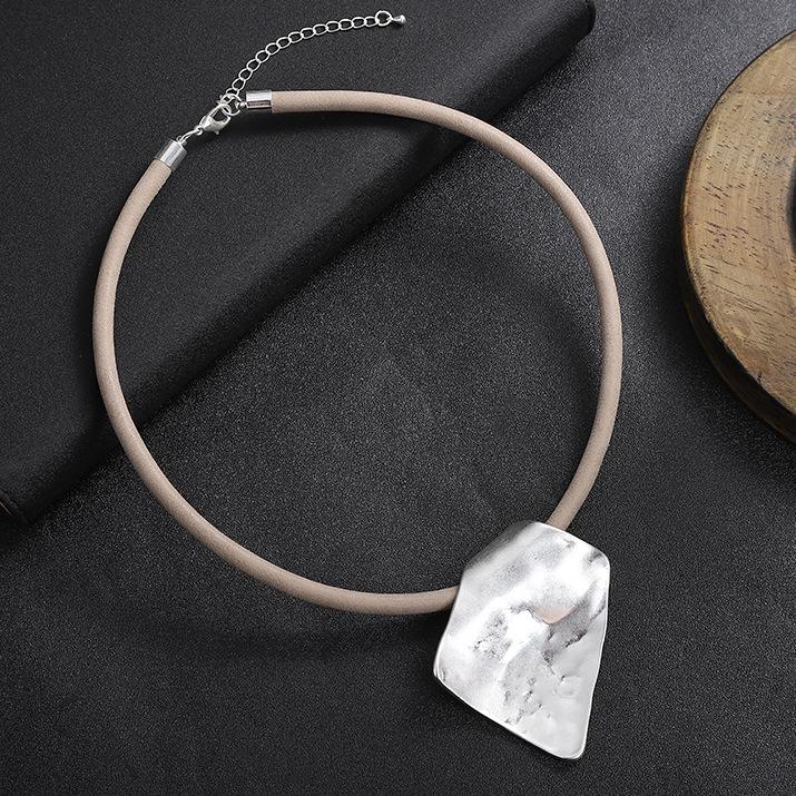 

Неправильный квадратный геометрический кулон из сплава, преувеличенное женское высококлассное ожерелье из грубой кожаной веревки.