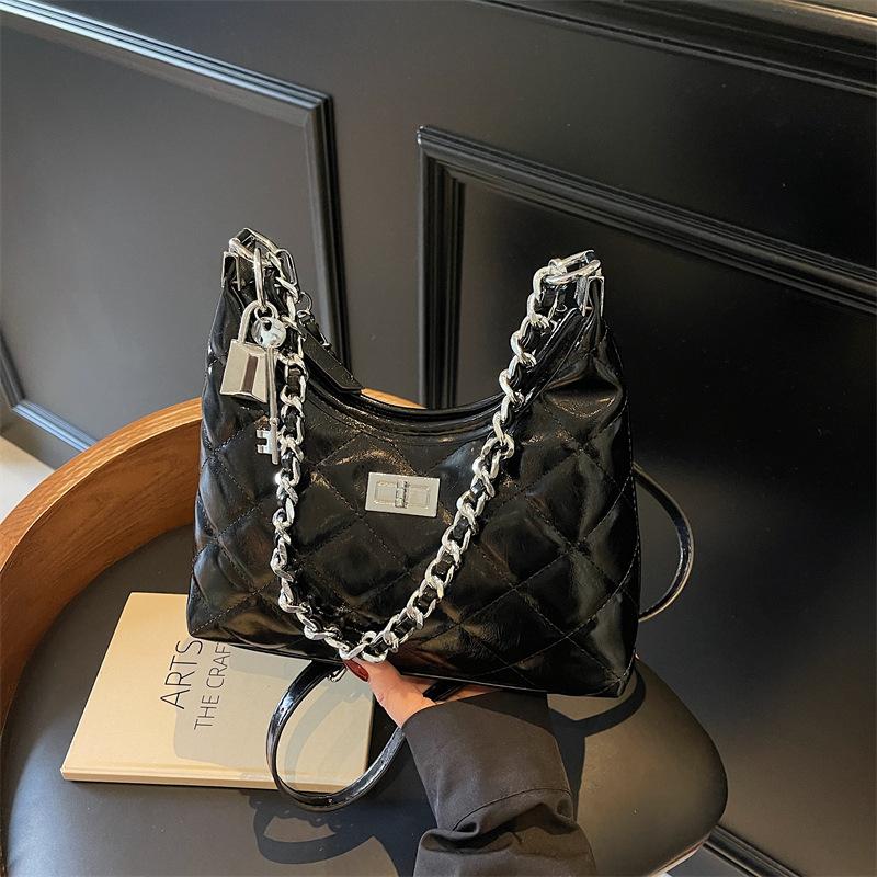 

Новая сумка-цепочка с бриллиантами 2025 года, женская модная сумка большой вместимости, в иностранном стиле и популярная универсальная наплечная сумка-мессенджер 24*8*21 чёрный