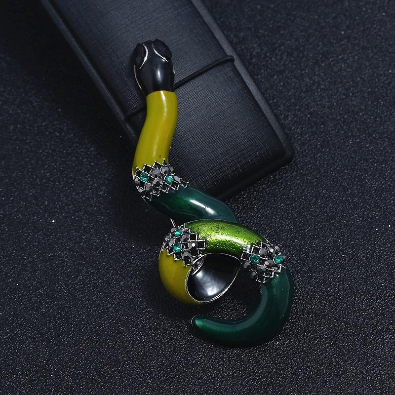 Retro personality exaggerated spider lizard snake brooch temperament sweater jacket pin versatile bag with accessories