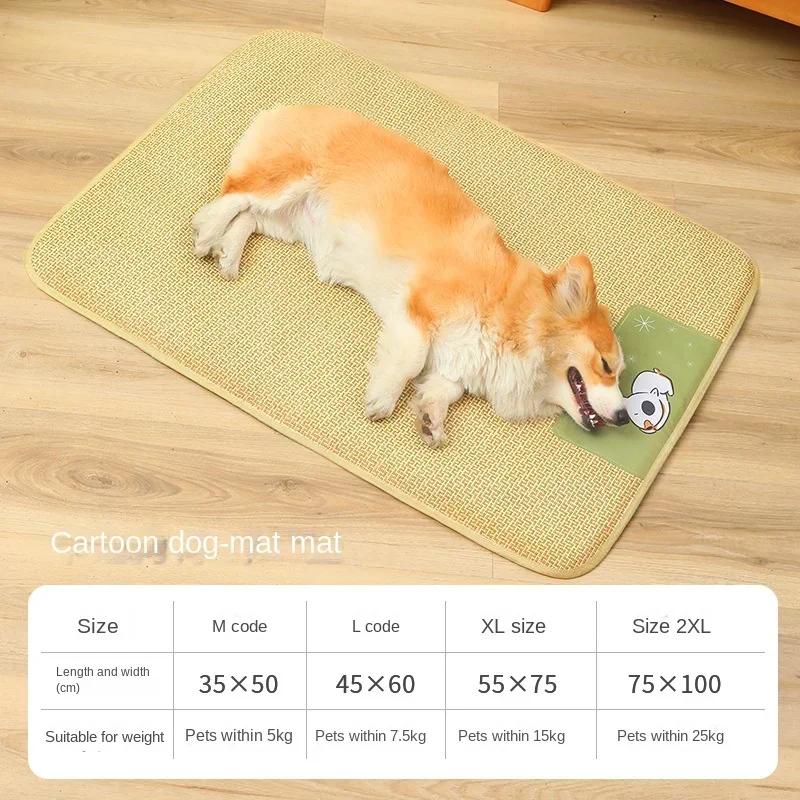 

Хладнокровная собака, закутанная в плед, стоит на подушке летом и дышит для овцы среднего размера на кровати 30X50CM белый