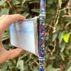 Ein Buntglas-Kaleidoskop Handgefertigtes 3-seitiges farbiges Aura-Scope-Kaleidoskop mit Glitzerstab für