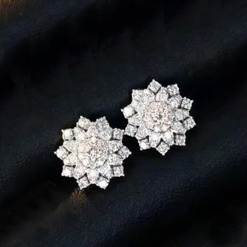 New stud earrings for women, flower snowflake exquisite earrings, elegant and sweet micro-inlaid zircon jewelry.