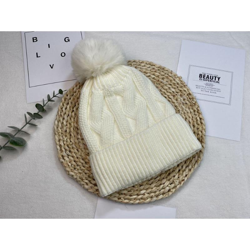 

Теплая вязаная шапка, подходящая как мужчинам, так и женщинам на осень-зиму