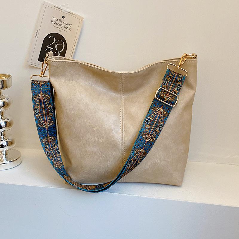 

Ретро сумка-тоут большой вместимости для поездок на работу, женская, зима 2025, новая, простая повседневная сумка-тоут, нишевая модная сумка через плечо бежевый