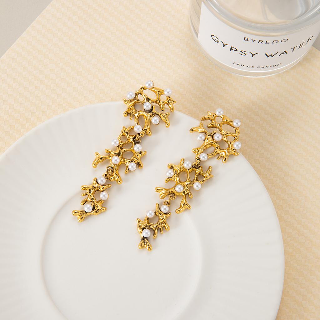 Exaggerated and Elegant Metal Earrings Long Irregular Ear Decorations with Advanced Sensation