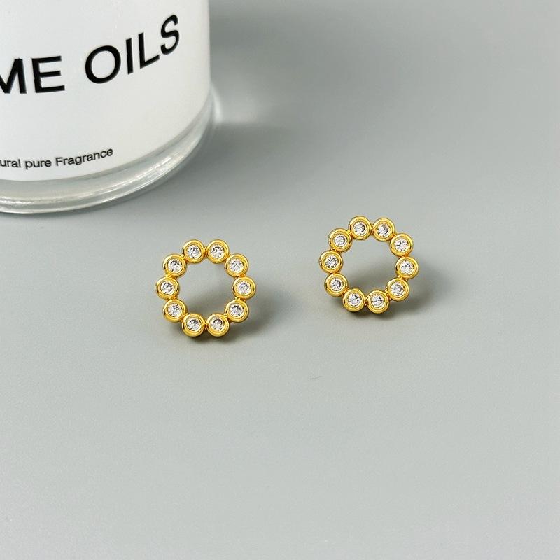 Trendy Design Simple Circle Zircon Stud Earrings High-End Light Luxury Earrings золотой