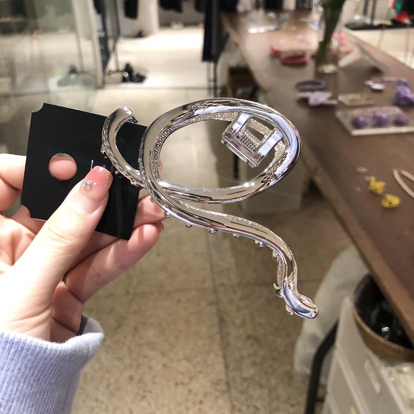 

Заколка для волос с металлической волной и пересеченной линией