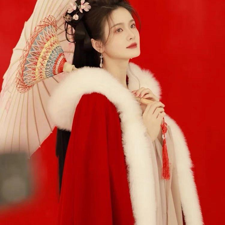 Damen Winter Roter Hanfu Umhang: Langes, mit Fleece gefüttertes Xiuhe Brautumhang.