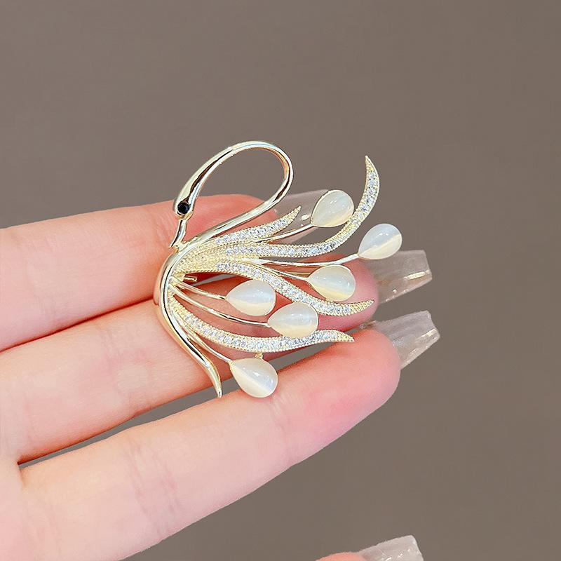 Graceful Swan Brooches and Corsages High-end Ladies' Elegance Luxurious Fixed Clothes Exquisite Suits Pins and Accessories