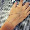 Bracciale Schiava Europeo Creativo in Cristallo Zirconia: Catena Quadrata con Perline e Collegamento al Dito da Donna