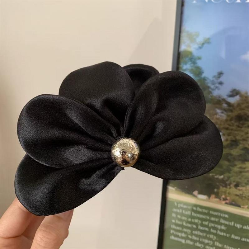 Korean Retro Satin Petal Clip Women s 2025 New High-end Shark Clip Back of the Head Hair Clip чёрный