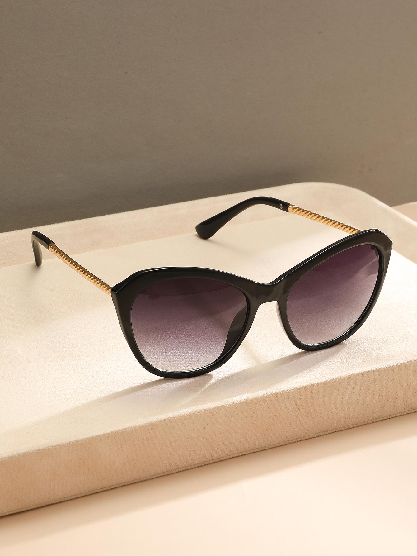 

Retro European Cat Eye Frame Fashion Glasses with Personalized Arm Design Trendy All-Match Suitable for Daily Wear And Driving чорний