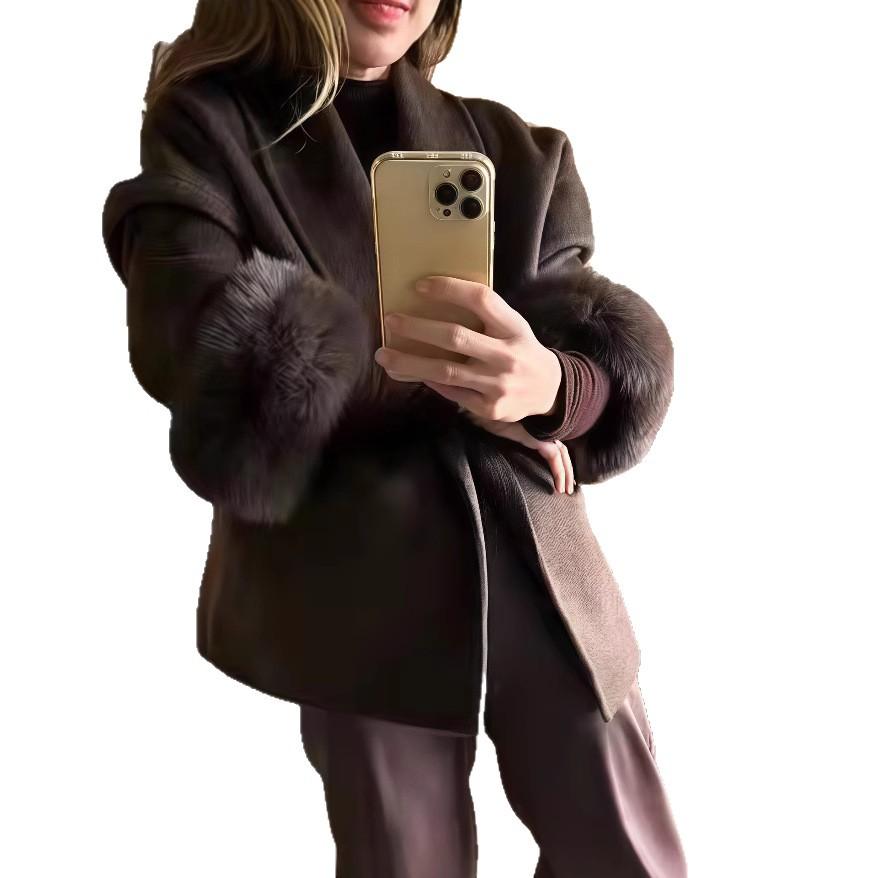 Damen Kurz-Trenchcoat mit tiefem V-Ausschnitt, Bindegürtel und grauen pelzigen Pompon-Ärmelbündchen, eleganter Casual-Stil