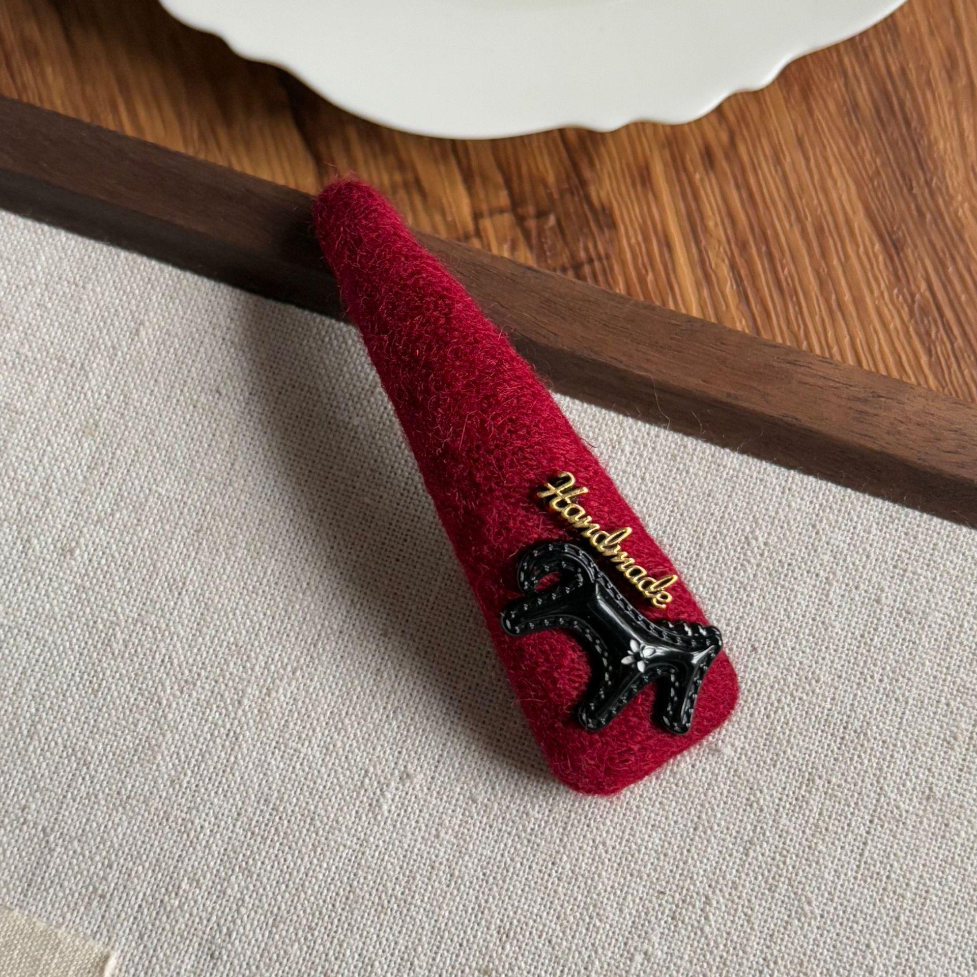 

Exquisite Gold Label Knit Triangle Hair Clip - Trendy Women s Autumn/Winter Hair Accessory