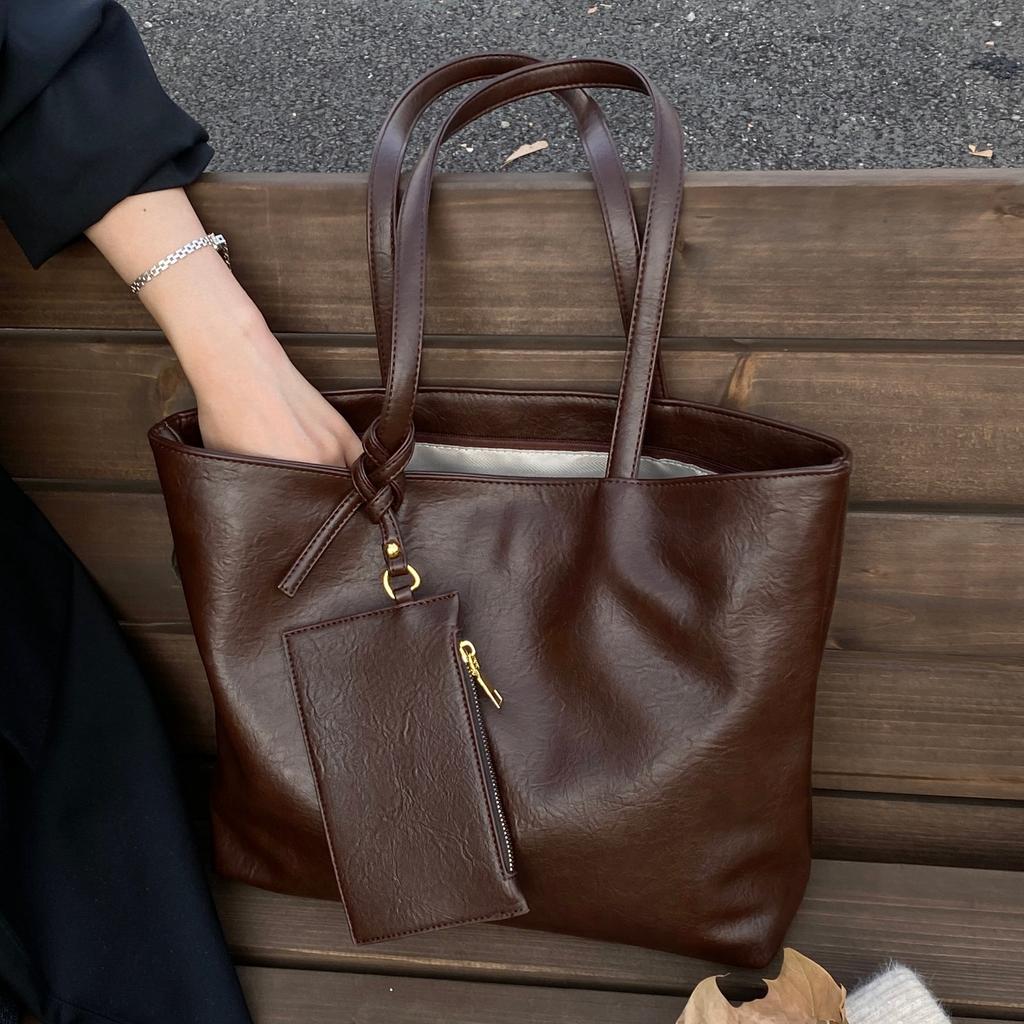 Casual retro tote bag women's 2025 new large-capacity fashion shoulder bag premium commuter armpit bag