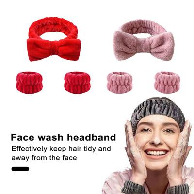 1 set di fascia per capelli con fiocco per la spa, morbida e confortevole, e set di braccialetti per la cura della persona.