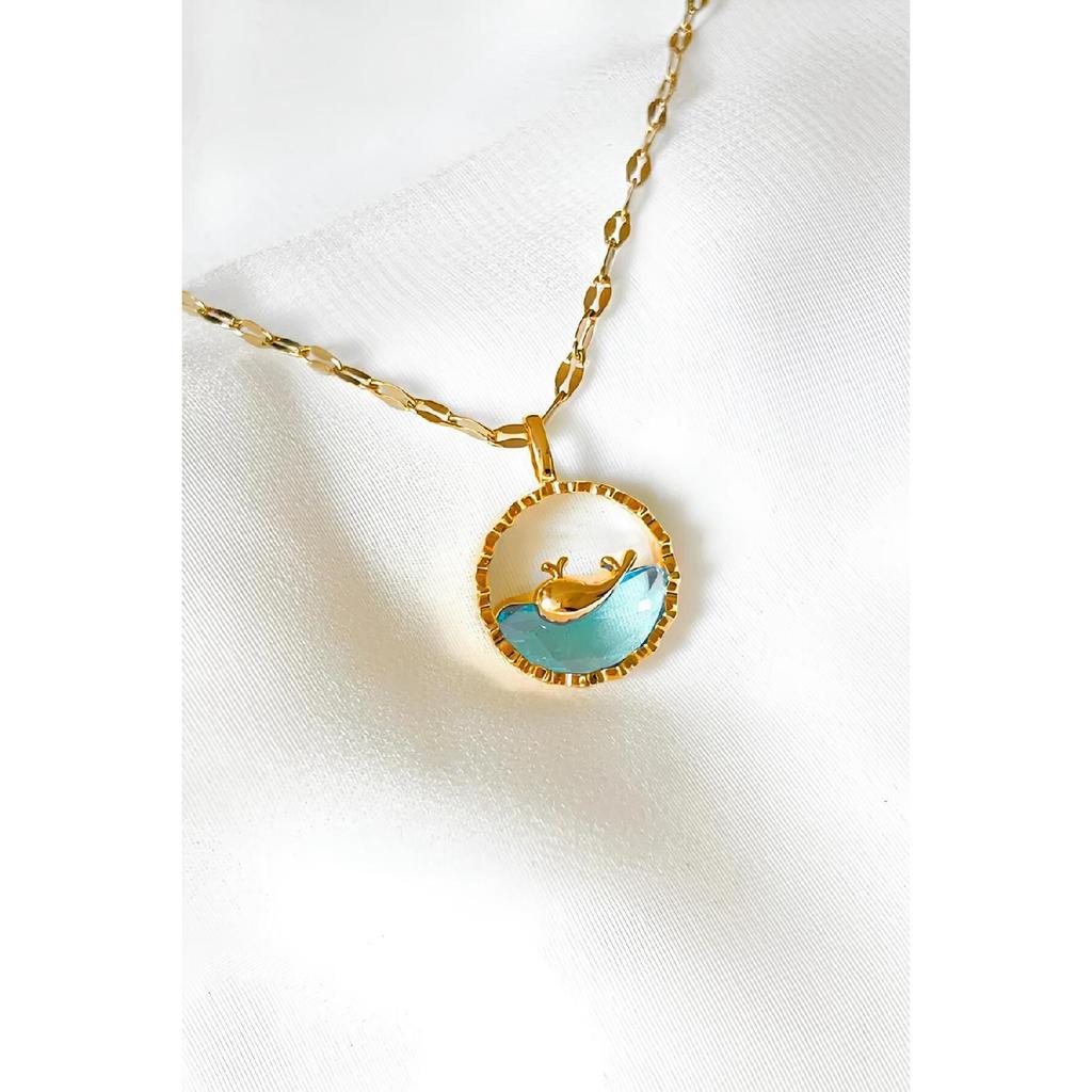 Anlauffarbene Halskette aus Stahl mit Walfisch-Motiv, Fisch schwimmt im blauen Wasser, Modell silberfarbene Halskette aus Stahl