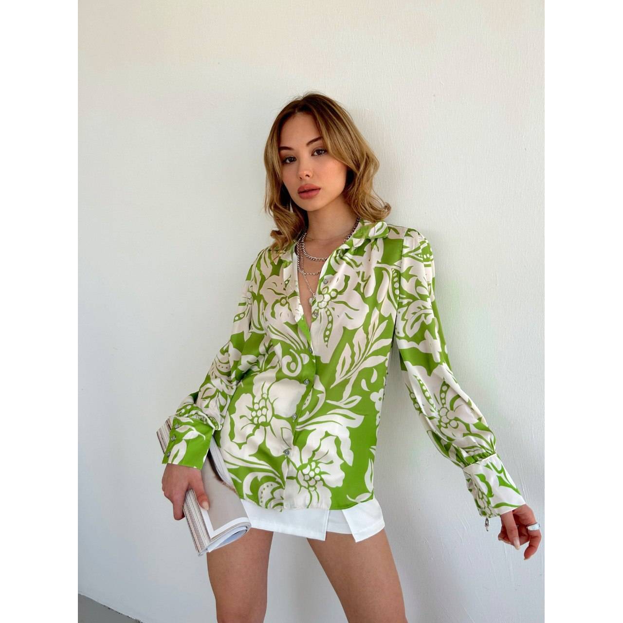 

Женская модная зеленая рубашка с v-образным вырезом и цветочным узором на пуговицах