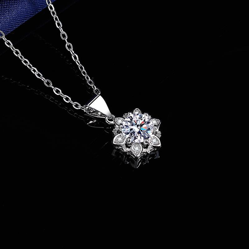 Popular Filigree Snowflake Pendant Necklace - Women's Christmas Fashion Clavicle Jewelry