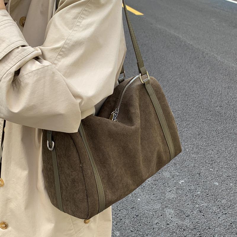 Women's matte retro shoulder messenger bag, new large-capacity tote bag, new work commuter armpit bag