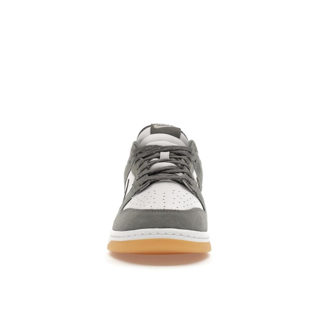 Nike Dunk Low Smoke Grey Gum סניקרס לשני המינים לבן בהיר-ברזל-עפרות מסטיק-בהיר-חום FV0389-100