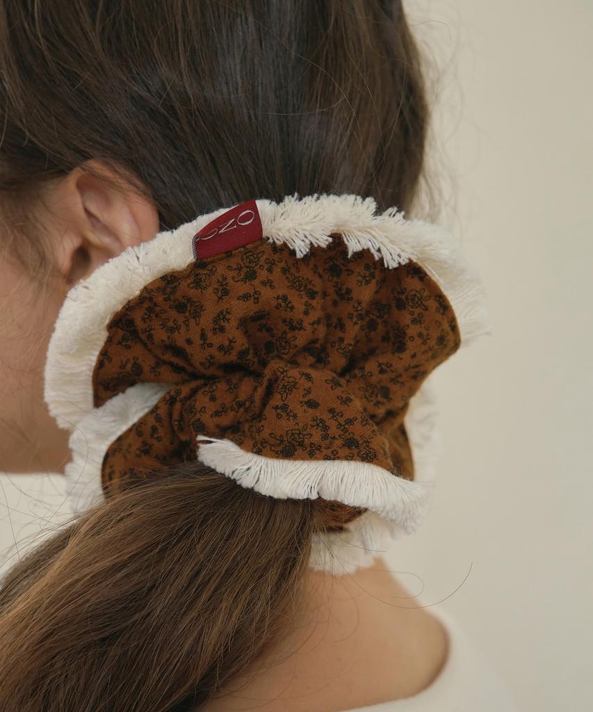 Ournostalgia Flower Tassel Scrunchie_Camel(O25-Acc05)