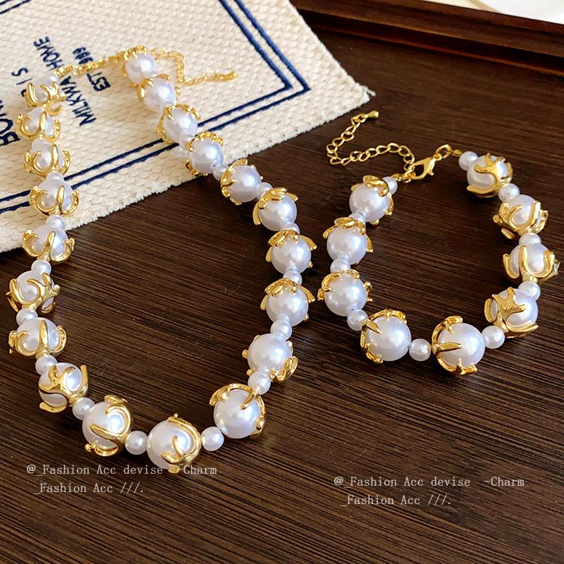 

Gold-Plated Pearl Flower Necklace with French Retro Design