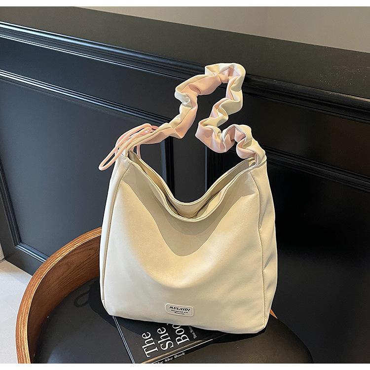 Nischen-Bonbonfarbe leichte plissierte Schultergurt-Tragetasche Damen Sommer neu große Kapazität Schulter Messenger Bag