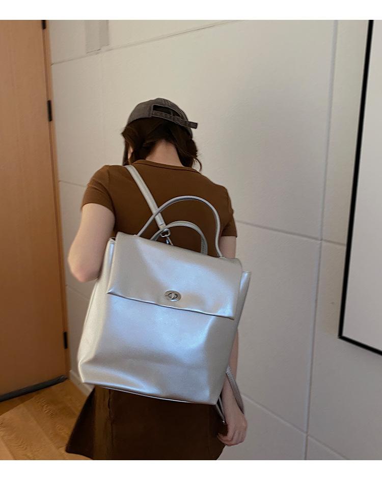 

Простой нишевый дизайн рюкзака 2024 новый большой вместительный рюкзак сумка женский сезон модный серебристый повседневный школьный рюкзак серебряный