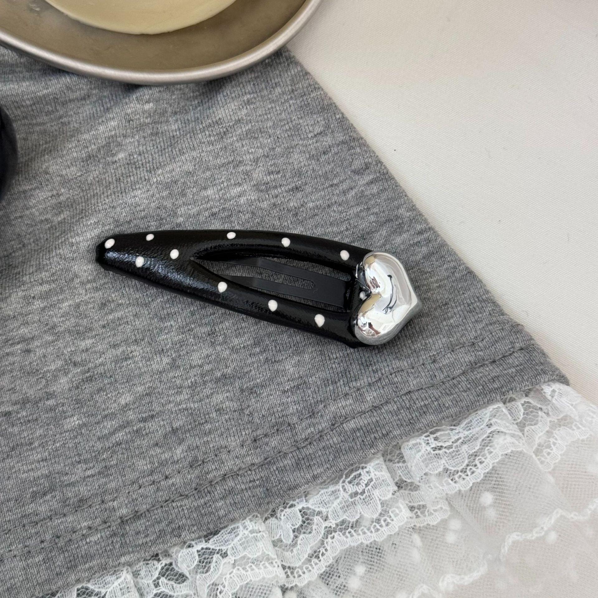 

Summer cold wind Korean blogger with the same light luxury leather polka dot love hairpin side bangs clip hair accessories
