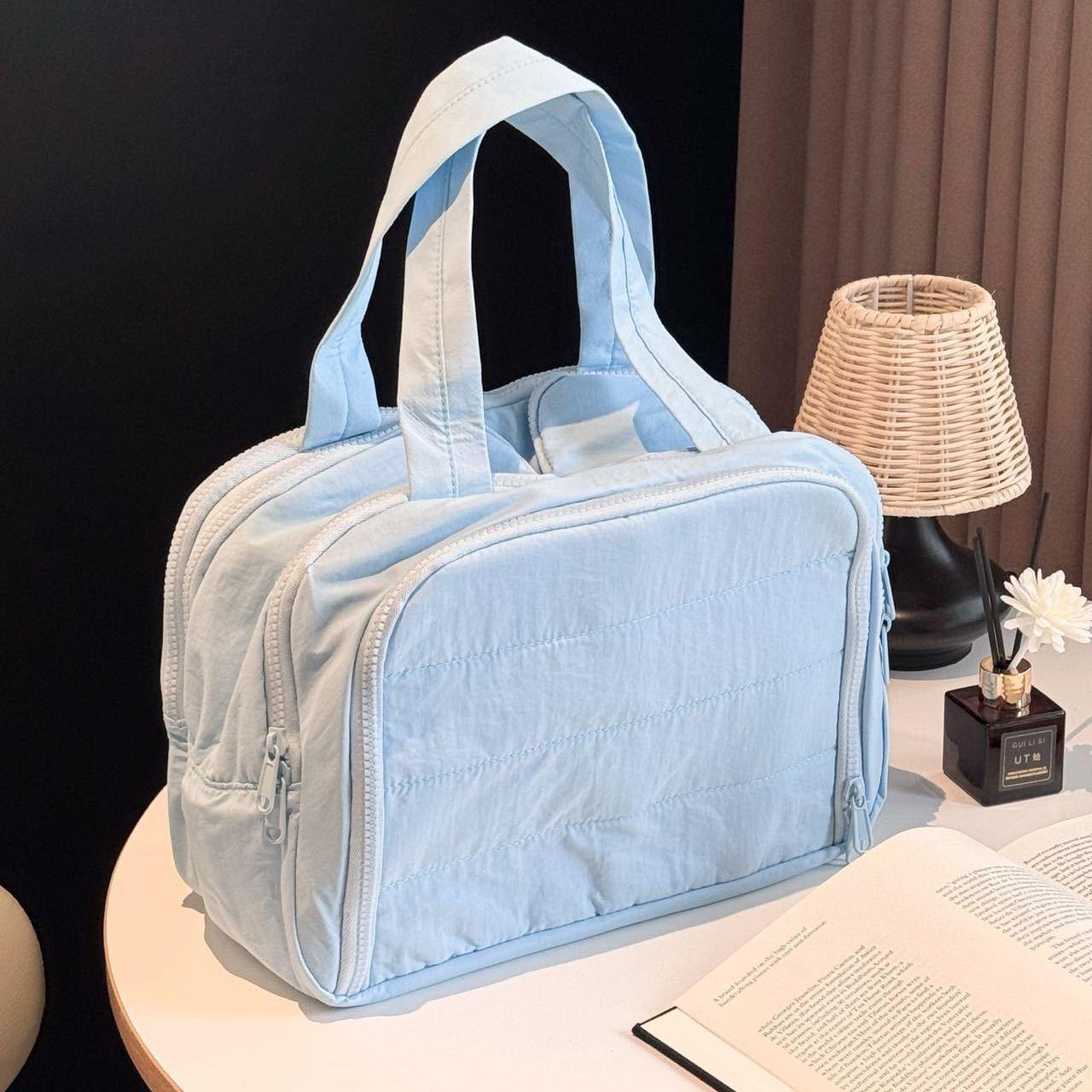 

Large Capacity Waterproof Makeup Bag: Portable, Multifunctional, Wet/Dry Storage for Travel