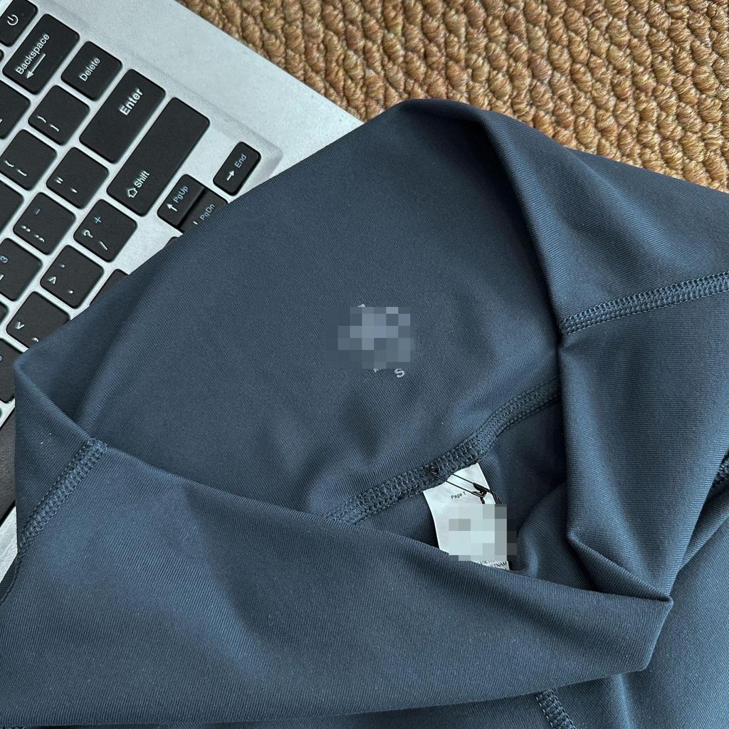 Spodnie ALO Yoga: Uczucie drugiej skóry, Wysoki stan, Podnoszące pośladki, Lekko rozszerzane, Krótkie, Modelujące sylwetkę, Elastyczne, Spodnie dopasowane do sportu i fitnessu.