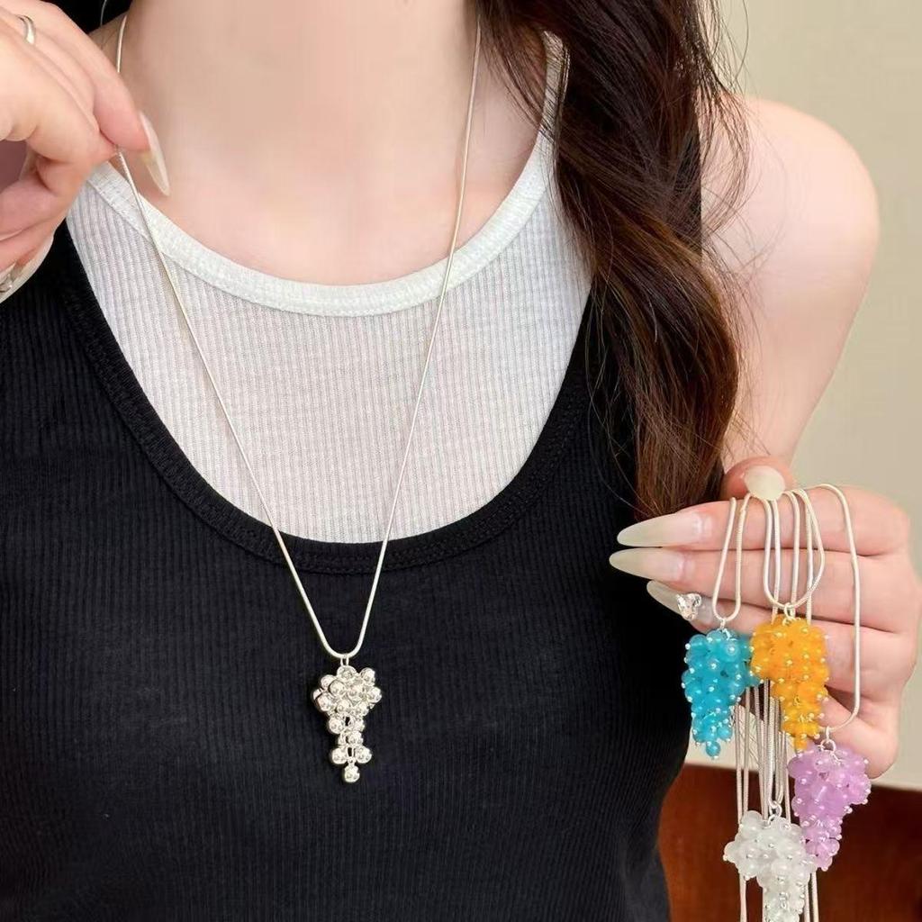 Korean Style Grape Bead Pendant Necklace: Elegant, Fashionable Clavicle Chain for Women. Versatile and Refined Accessory.