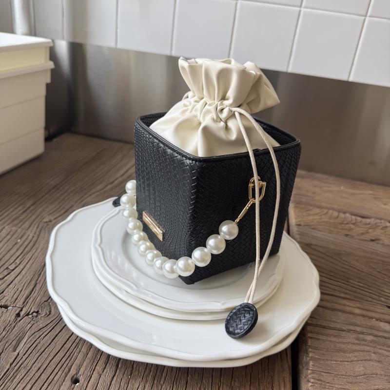 

Нишевая дизайнерская сумка женская новая модная в этом году, сумка-ведро с жемчужной цепочкой, ощущение высокого класса, зарубежный стиль, через плечо чёрный