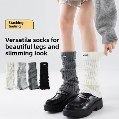 Ein Stapel Socken für Damen, dick und warm für Herbst und Winter, lange Ärmel zum Schlankmachen, gepaart mit kleinen Lederschuhen und Beinwärmern für den Winter