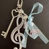 Creative Bowknot Keychain Music Note Pendant Resin Texture Suitable for Music Lovers and Cartoon Enthusiasts Present