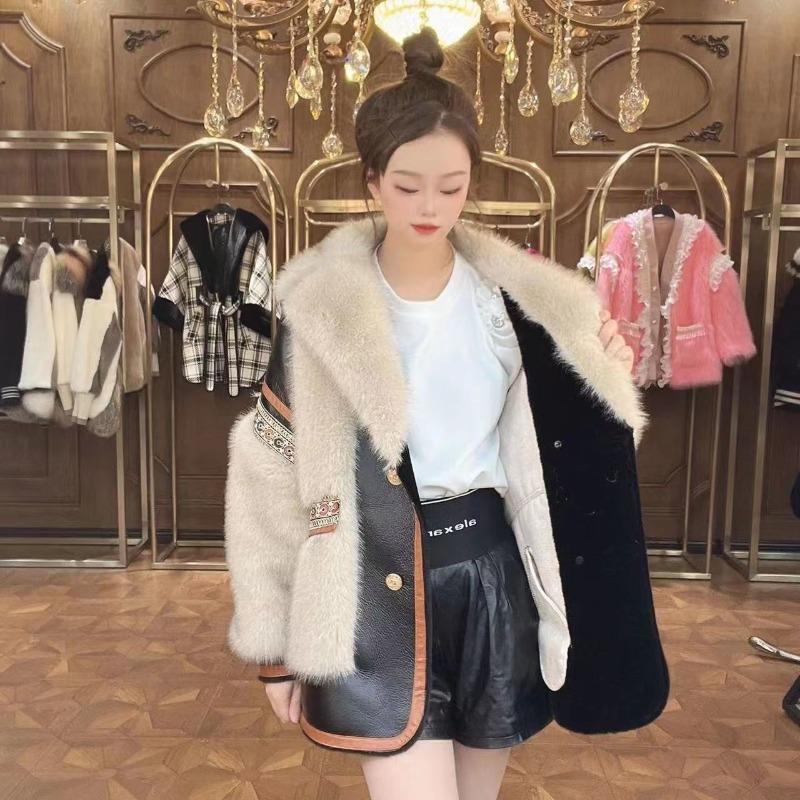 The new imitation fur coat in autumn and winter is integrated with women's fur, and the outer wear is loose to keep warm and the hair is wide.