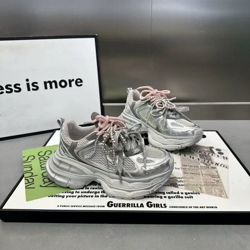 

Foreign style pearl bow real soft leather dad shoes women 2025 lightweight height increase double color ribbon breathable sports and leisure shoes 40 серебряный