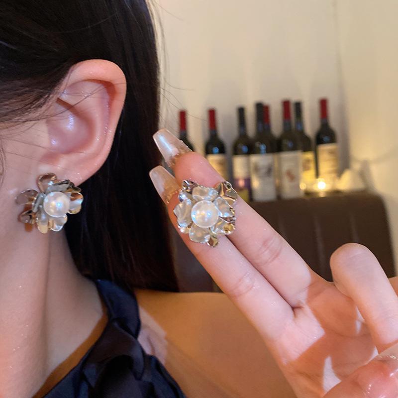Luxury Pearl Flower Stud Earrings: Chic European & American Metallic Design for Women
