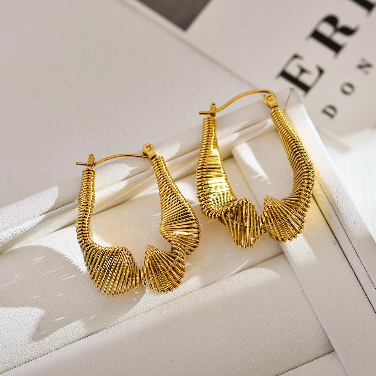 New trendy twisted coil line design earrings women, European and American exaggerated texture irregular earrings earrings